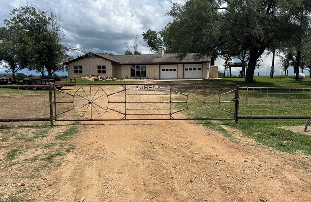 Windy Hill Farmhouse- Peaceful retreat in Caldwell, Tx
