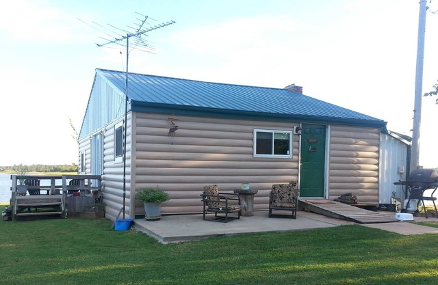 Windy Point Lakefront Cabin