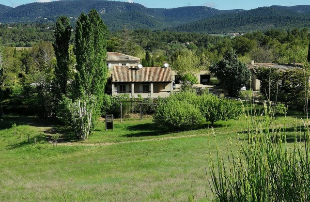 Vino y propiedad residencial en el Luberon en Provenza
