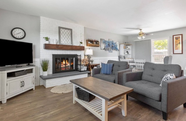 Wine Country: Dual living rooms, Close to downtown, Great views