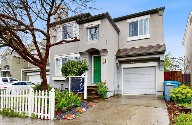 Wine country home base with dog-friendly fenced yard & alfresco patio