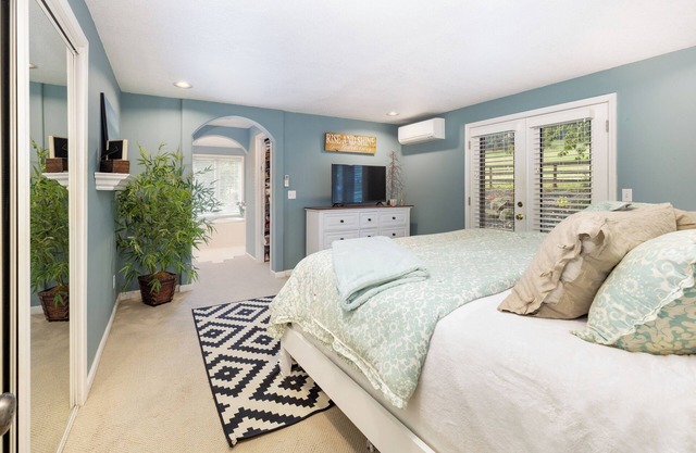 Wine Country Ranch w/views. Two primary Suites. Hot Tub.1.5 mile Carlton