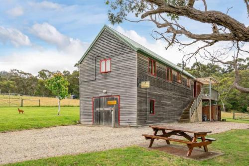 Wine Loft - Cosy Country Retreat with Ocean Views