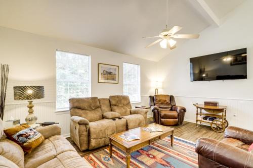 Wine Tours and Antiquing Townhome Near Dtwn Brenham