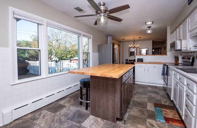 Wine Trail & Beach Getaway w/hot tub & Pool - Close to Weko Beach & Round Barn