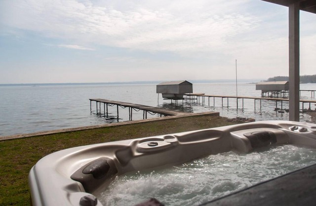Winey Duck Cottage: "Contemporáneo que admite mascotas con bañera de hidromasaje en Seneca Wine Trail