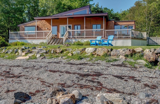 Wings Cottage - Oceanfront!