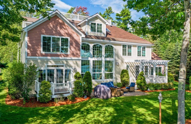 Winnipesaukee Luxury Home for 14 Prime Location LABOR DAY WEEK SPECIAL