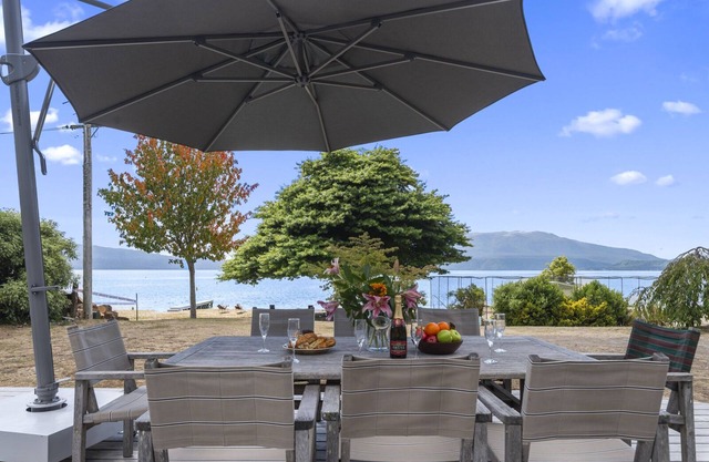 Winstone Cottage - Waterfront Lake Tarawera Home