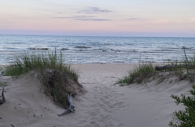 Winter cozy getaway directly on Ice Age 10 mile segment/Lake Michigan