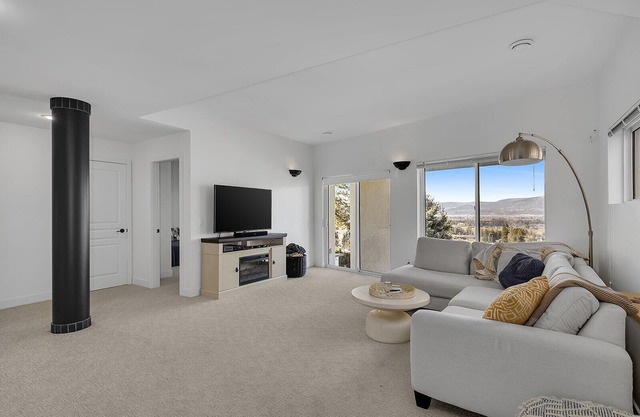 Kelowna Skyline Retreat - Amazing City and Lake Views in this Mountain Oasis!