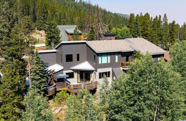 Winter Park Ski Haus, slopeside hot tub, sleeps 19