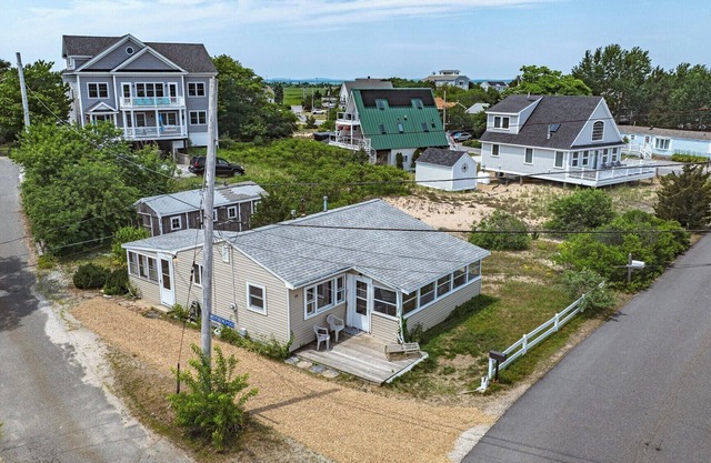 Summer Cottage Fun! Minutes from the Beach