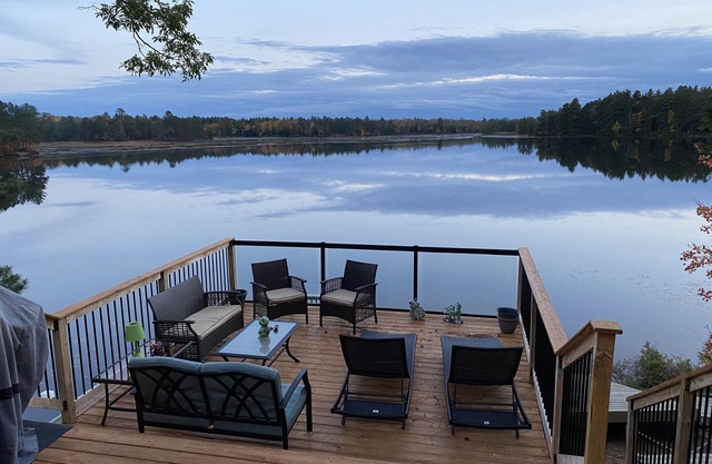 Winter / summer paradise family Cottage. Cosy getaway. Water front skidoo trail