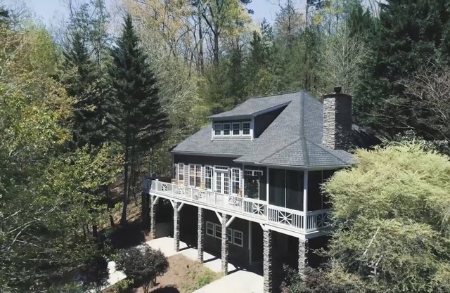 HERMOSA CAPE COD CASA EN EL LAGO BURTON