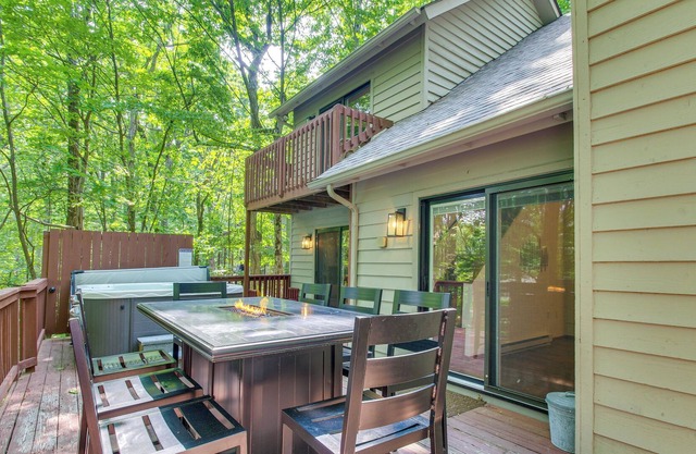 Wintergreen Cabin w/ Hot Tub: Golf & Relax!