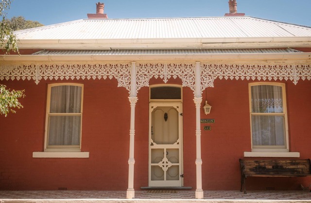 Winton Cottage Maldon - Heritage Home. Central Heating. Cozy Fireplace. On Sale