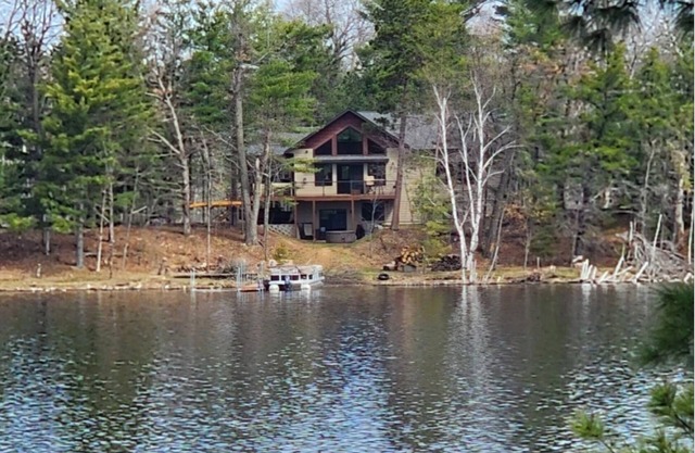 Wisconsin Lakehome in the Pine Trees with sand beach