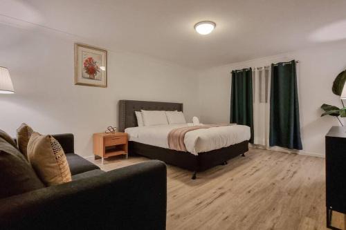 Wishart 1Bed 1Bath Tiny, Quiet House w Parking M15