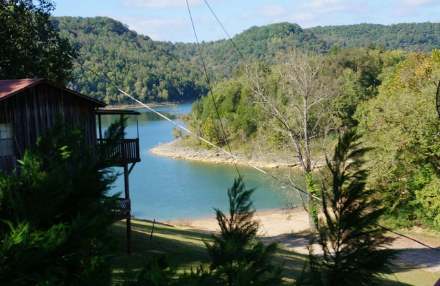 Cabaña rústica junto al lago en Center Hill Lake- Vistas al agua, cubierta grande