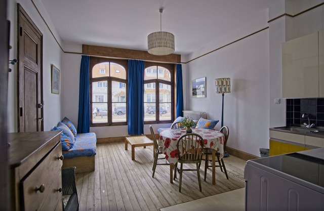 WISSANT Apartment with sea view on a pretty Square 1900