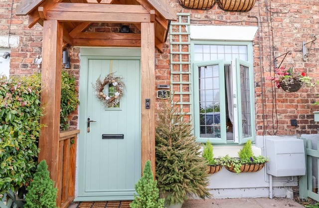 WISTERIA COTTAGE, family friendly, with hot tub in Nantwich