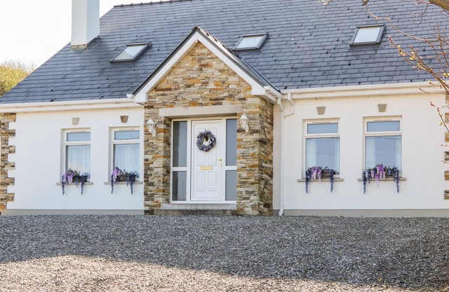 WISTERIA COTTAGE, family friendly in Annagry, County Donegal