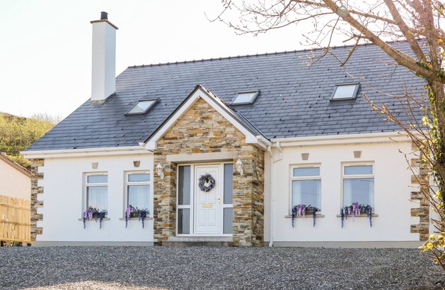 WISTERIA COTTAGE, family friendly in Annagry, County Donegal