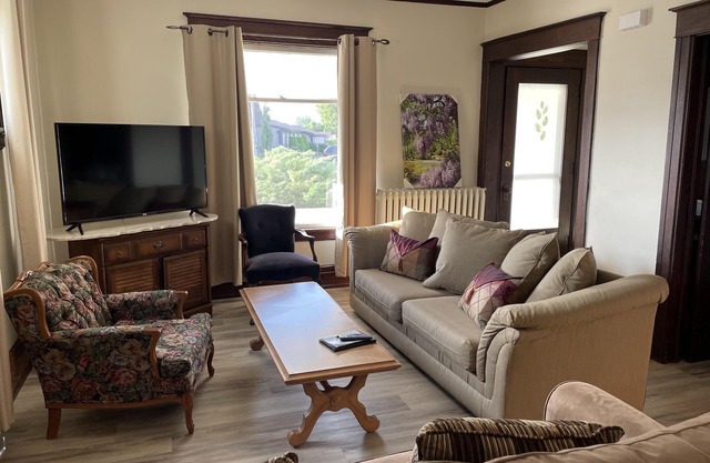 Wisteria House sleeps 8, book for 6-8 guests, receive 10% discount