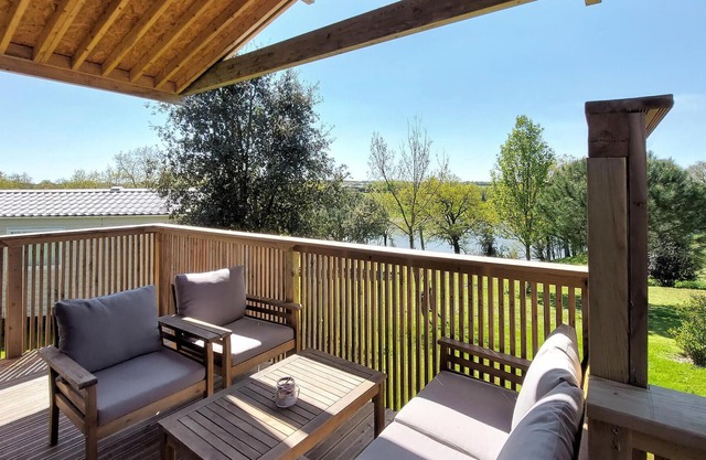 With a breathtaking view of the lake, this compact wooden house in Mache welcomes you.