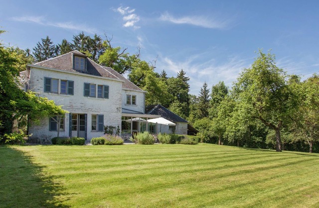 Moderna casa de vacaciones con jardín cercado en Resteigne