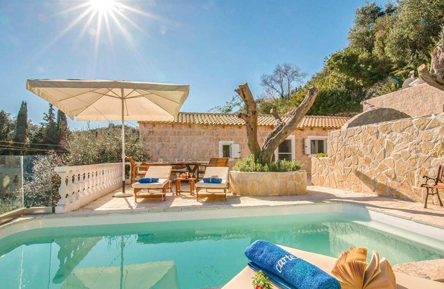With magnificent sea views and within walking distance from Loggos, Maltezos is a charming two bedro