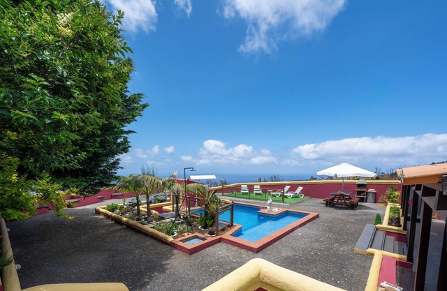 With pool and barbecue - Villa Roque