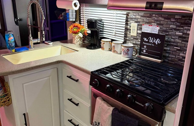 With the Hollidays around the corner I have this cozy RV that sleeps 6 people.