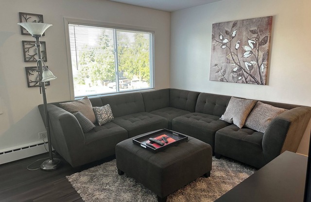 Within walking distance to downtown. Near shopping, attractions, and nightlife