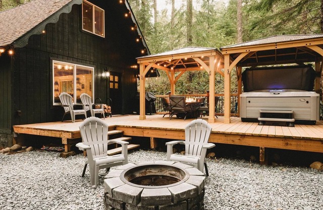 Wits End Retreat @ Mt. Rainier - Hot Tub & WiFi