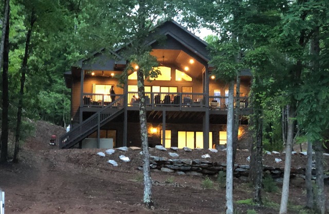 Wkd Escape, Stunning!! New, custom home on Lake James, offering early check-in!