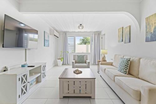 WLR2 - 1BR near Palm Beach - White Lotus Retreat