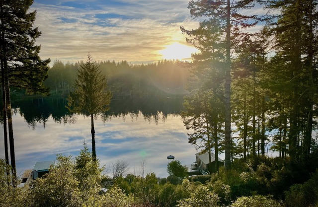Frente al lago Woahink en Florencia Oregon