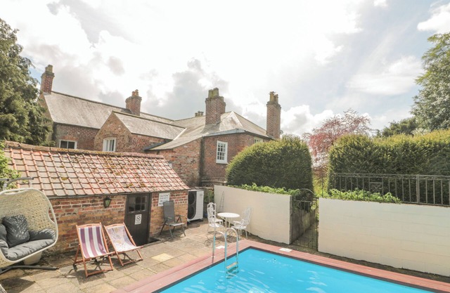WOLDS WAY, pet friendly, character holiday cottage in Great Driffield