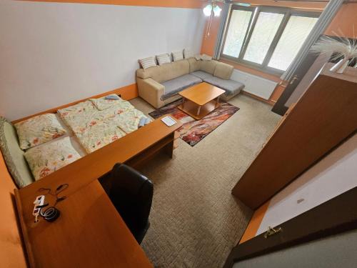WOLF APARTMAN Luxusné a pokojné ubytovanie s plochou TV a optickým internetom priamo v Považskej Bystrici Tichá lokalita s bezplatným parkovaním Všade blízko Vhodné pre jednotlivcov rodiny pracovné cesty turistiku aj oddych Plne vybavená kuchyňa