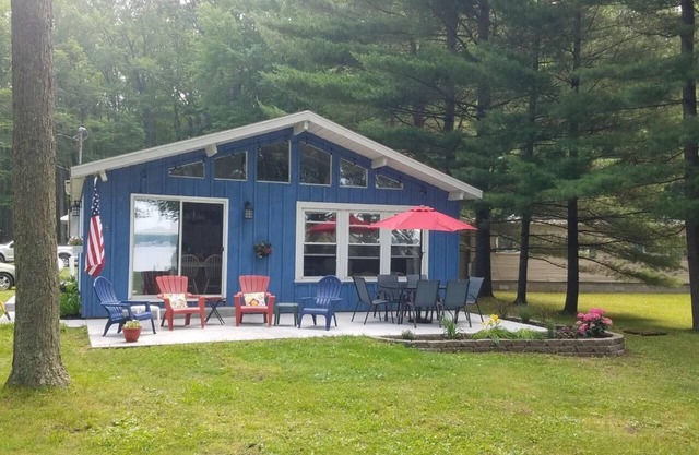 Wolf Lake Cottage con una vista fabulosa del hermoso lago Wolf.