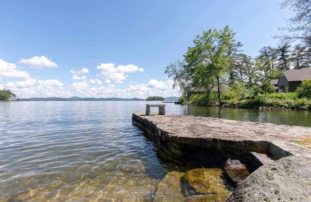 Wolfeboro: lakehouse & separate guest house on Lake Winnipesaukee. Sleeps 8