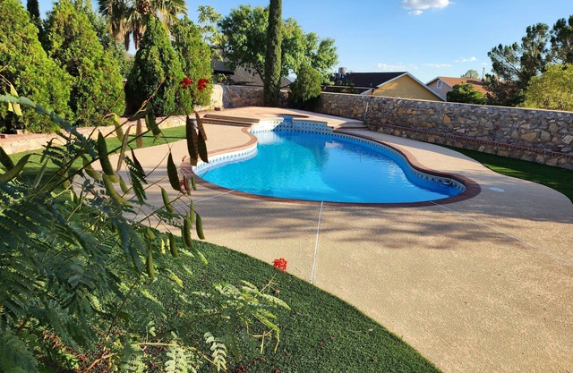 Wonder VIP House. Heated pool and Jacuzzi all year round