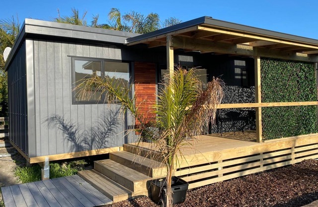 Wonderful 1-bedroom bungalow in Gisborne with great views ,close to the beach