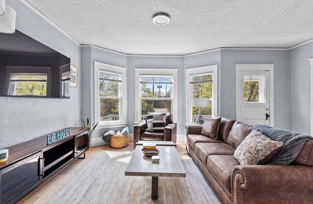 Wonderful 2 Bedroom in Bay View! upper LB