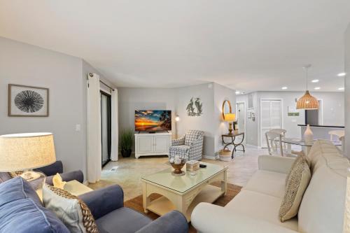 Wonderful 2 BR w King and 2 Twins Large screen TVs Bikes & Beach Gear included