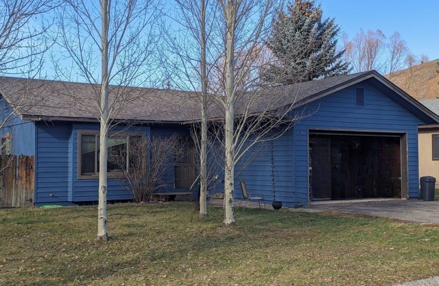 Wonderful 3 bedroom, big fenced yard, bike path access, Jackson Hole Wyoming