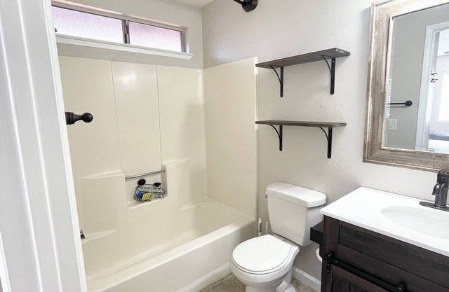 Wonderful 3-bedroom house with AC in charming Visalia