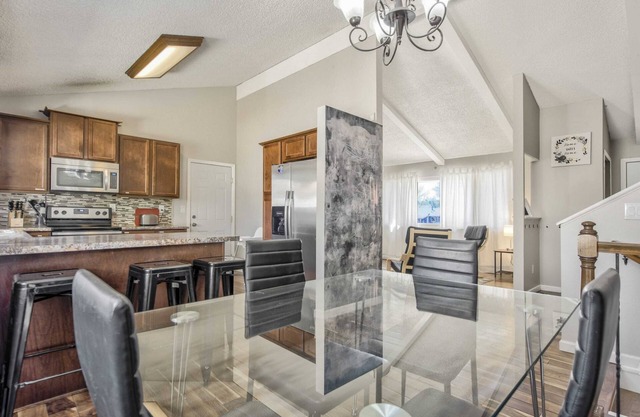 "Wonderful" 5BR House with Hot Tub in Colorado Springs